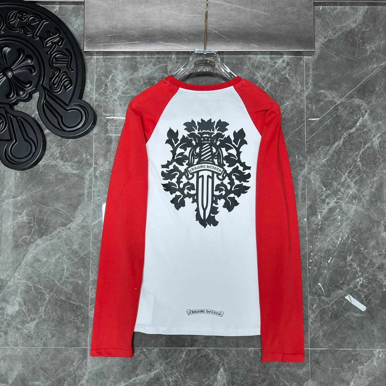 P160 Chrome Hearts🍁Long T series🍁 Available simultaneously at counters❤️ Chrome red and white color-blocked bayonet and sword long-sleeved T-shirt Printed and dyed with imported environmentally friendly glue Specially customized original 1:1 high weight comfortable fabric 🌈Recommended color: red and white colorblocking🌈 Size: S, M, L, XL